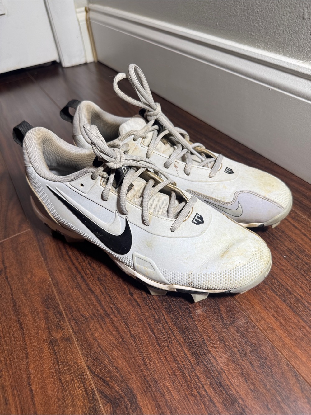 Nike Mens White and Black Football Cleats